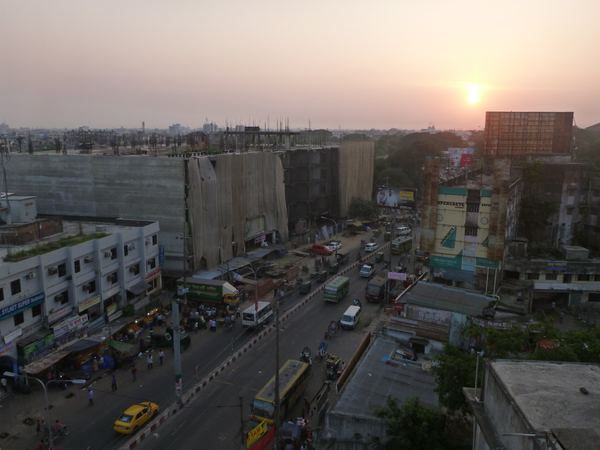 Západ slunce nad jednou z hlavních ulic Chittagongu - Station road.