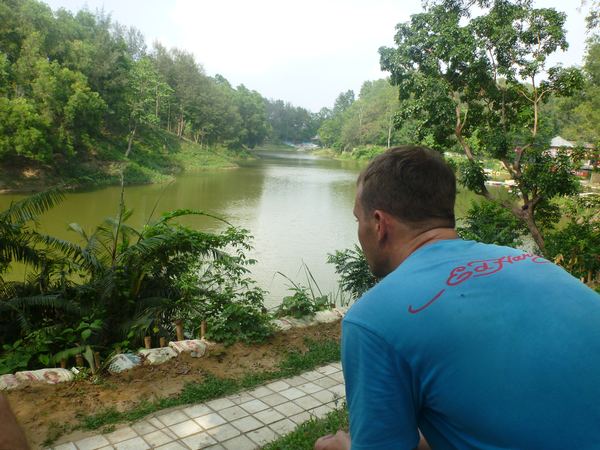Jedním z nejzajímavějších míst v Chittagongu má být kromě přístavu (kam se normální smrtelník bez propustky nedostane) i jezero Foy.