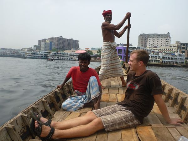 Nenecháváme se ale odradit vzhledem okolí (resp. puchem) a vyrážíme na výlet po řece Buriganga.