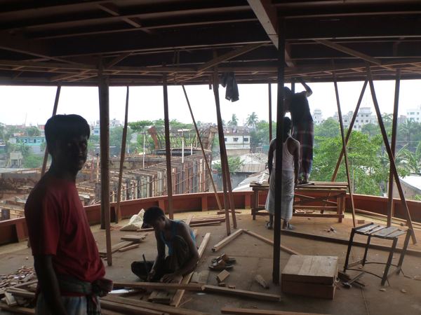 Bangladéšané v naší přítomnosti překvapivě i pracovali.