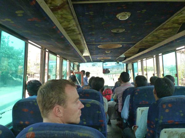 Opět v autobuse - tentokrát směrem do Cox's Bazaru.