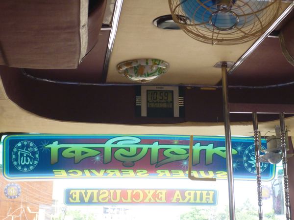 Když z původních 105 °F (= 40 °C) klesne v autobuse teplota na příjemných 99 °F (= 37 °C), je i Bangladéšan rád, že žije.