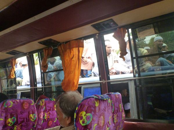 Někdy je komické pozorovat, jak se kolem vás vyřítí nesmyslnou rychlostí dvoupatrový autobus bez druhého patra.