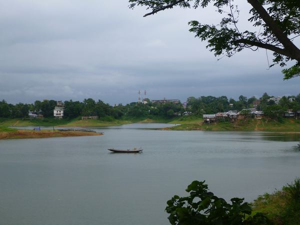 Vesnička Rangamati je roztroušená na břehu jezera Kaptai a jeho ostrůvcích. Do roku 1997 zde aktivně operovali rebelové, takže vláda po cizincích vyžaduje speciální permity.
