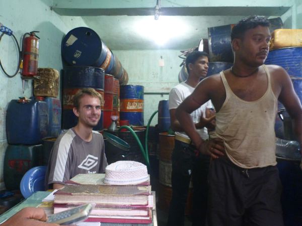 Déšť přečkáváme ve společnosti několika milých Bangladéšanů a hromady benzínových výparů. Ještěže bořka po 15 minutách trochu polevila a my se mohli vymotat ven.