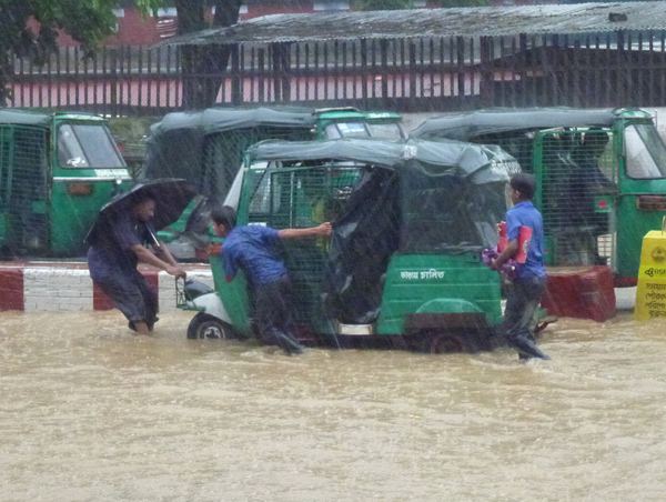 Když zapadnete s minitaxíkem, nezbývá než vyskočit a tlačit.
