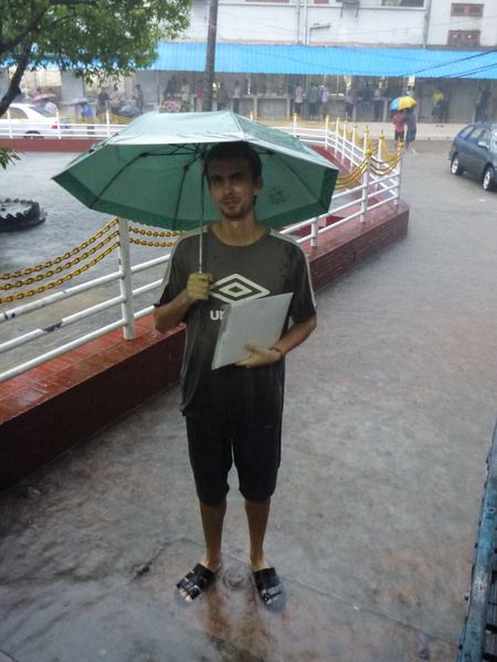 Takhle to dopadne, když se musíte brodit po kolena (Bangladéšané po pás) ve vodě, abyste získali povolení ke vstupu do přístavu (který je stejně zaplavený a nikdo vás tam nepustí).
