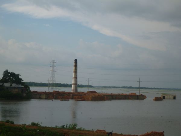 I na severu Bangladéše pršelo a voda zaplavila co mohla.