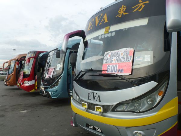 Miri - Kuching = 11 hodin jízdy. Opravdoví fajnšmekři můžou pokračovat až do indonéského Pontianaku.
