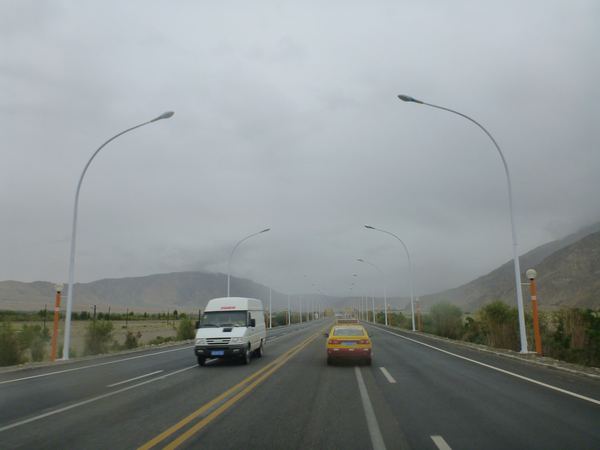 Tashkurgan po imigraci ihned opouštíme a v doprovodu taxíku (náš průvodce nesmí jet s námi v autě, takže si nesmyslně najímá taxík) míříme do Kashgaru.