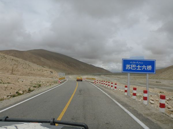 Protože se nacházíme v východočínské provincii Xinjiang, kterou obývají převážně Ujgurové (turkické etnikum), jsou téměř všechny nápisy jak v ujgurštině, tak i v čínštině.