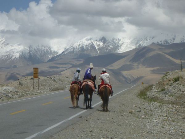 Okolo jezera žijí převážně Kyrgyzové. Oproti Ujgurům je lze rozeznat nejen podle způsobu jejich života, ale i podle typického kyrgyzského klobouku.