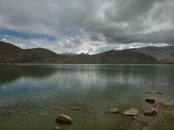I když je dnes poměrně zamračeno, jde zahlédnout horu Muztagh Ata (7 546 m), která tvoří severní okraj tibetské náhorní plošiny. Údajně se jedná o jednu z nejlehčích "sedmitisícovek".