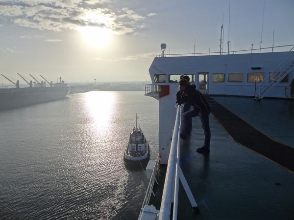 K našemu překvapení ale nekotvíme ve slibovaném Port Saidu, ale v nákladním přístavu v nedaleké Damiettě.