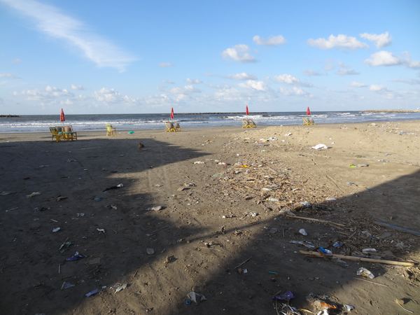 A pořádek na pláži tomu odpovídá. Abych byl ale spravedlivý, na středomořském pobřeží není v listopadu zrovna sezóna.