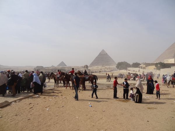 Cizinci v zemi sice skoro nejsou, ale zrovna jsme trefili nějaký egyptský národní svátek. Takže na pyramidy vyrazila půlka Káhiry...