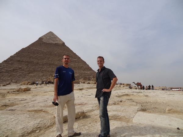 Větší část pyramidy (a našich nohou), se mu do fotografie dostat nepovedlo :(