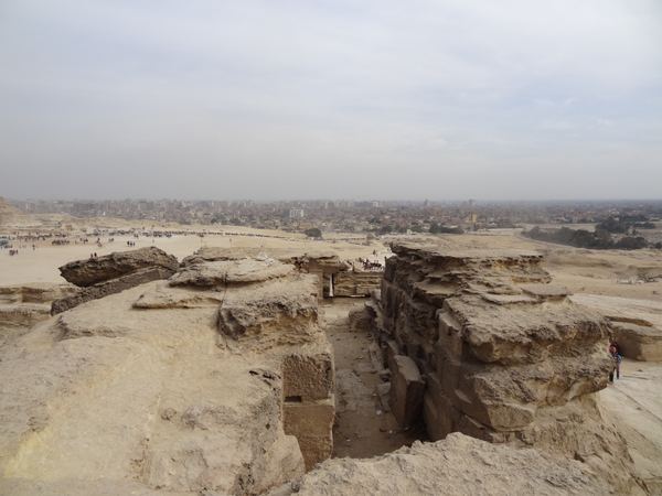 Pohled zpět k městu. Na většině fotek z pyramid není vidět, jak jsou vlastně obklopené zástavbou.