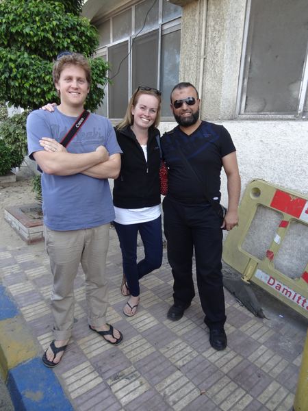 Náš celní agent Hany. Sháněli jsme ho tři dny, ale stálo to za to. Jeden z mála poctivých egypťanů, se kterými jsme měli tu čest. Nesnažil se nás oškubat a vše zařídil podle domluvy. Možná i díky silné víře v Alláha - ta skvrna na čele je způsobena narážením hlavy do koberečku během motlitby a je považována za symbol zbožnosti a oddanosti víře.