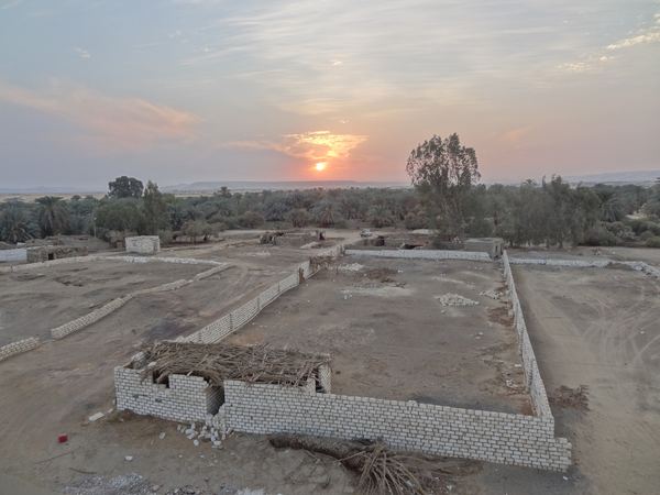 Západ slunce nad oázou Bahariya.