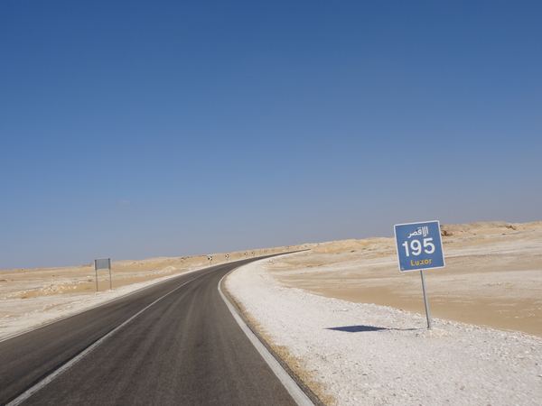 200 km nepříliš používané silnice napříč pouští, bez jakéhokoli osídlení. Na obou stranách jsou vojenská stanoviště, kde je třeba se zaregistrovat.
