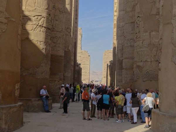 Prostor se pomalu začína plnit turisty, kteří přijíždějí v rámci fakultativních výletů od rezortů u moře.