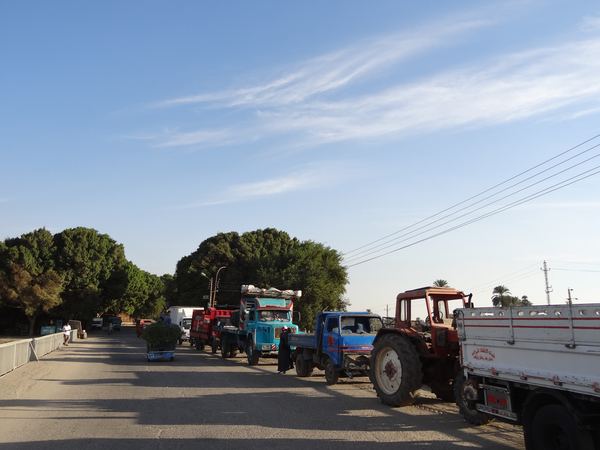 Takovýchto front na pohonné hmoty byl v době naší návštěvy plný Egypt. Náklaďáky stály odstavené ve frontě často mnoho dní, než konečně přijela cisterna a mohly natankovat.
