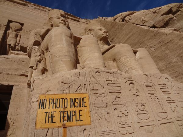 Vevnitř se (stejně jako například v hrobkách v Údolí králu u Luxoru) nesmí fotit. Což je docela škoda, protože egyptské chrámy zevnitř stojí opravdu za to.