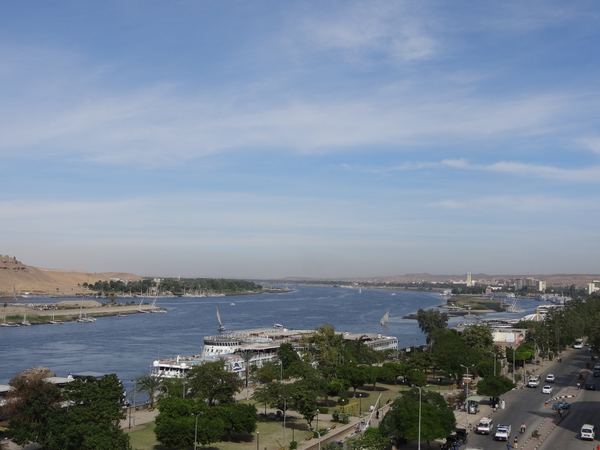Nil v Asuánu směrem na sever. O stovky kilometrů dál tímto směrem se u Ras El-Baru, kde jsme svoji pouť Egyptem začínali, vlévá do Středozemního moře.