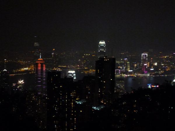 Pohled na noční Hong Kong...