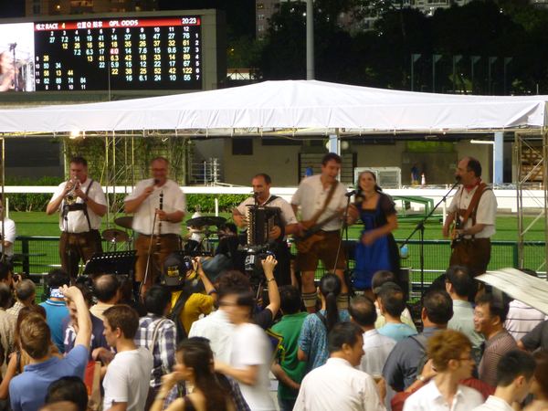 V rámci Októbrfestu tu v přestávkách mezi jednotlivými dostihy vystupoval německý "band"