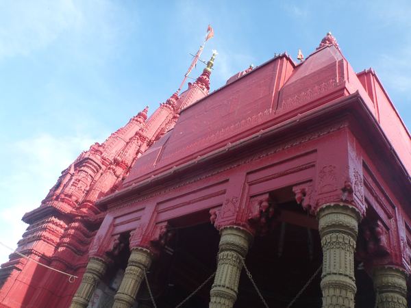 Chrám Durga je typickou ukázkou severoindické architektury.