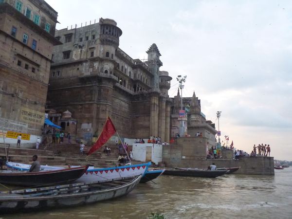 Na gháty navazují obrovské paláce, které často zbytečně chátrají.