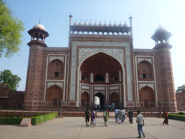 Vstupní brána k Taj Mahalu má symbolizovat vstup do ráje.