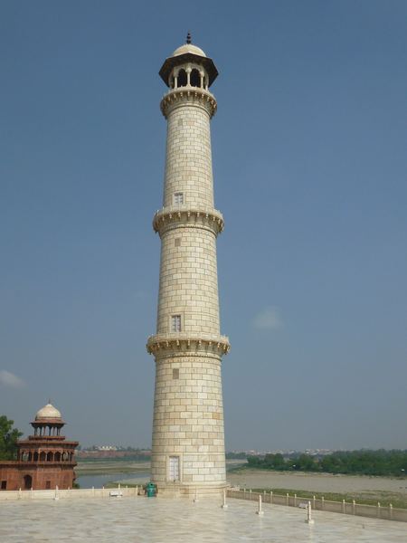 Stavbu dokreslují čtyři minarety, které se pyšní výškou 40 metrů.
