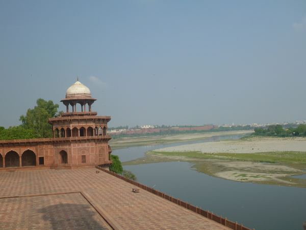 Pohled přes řeku Jamuna na Agra Fort.