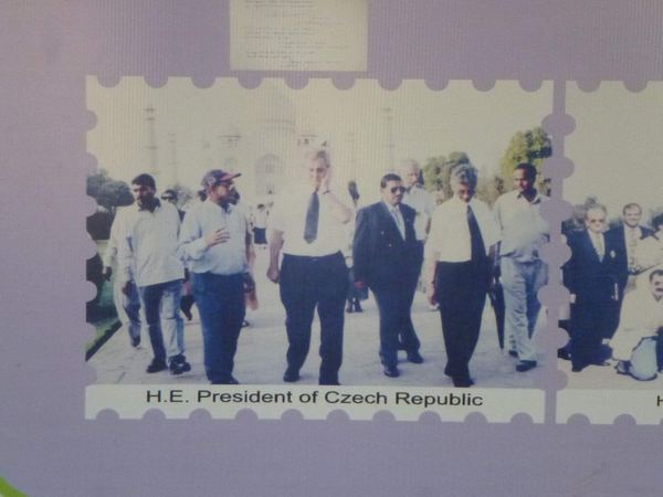 Podle Indů i náš prezident navštívil Taj Mahal (podle mého názoru je na fotce Miloš Zeman).