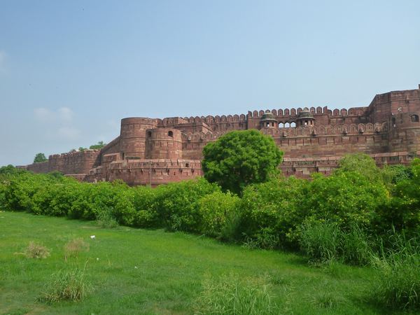 Agra Fort (neboli Červená pevnost v Agře) se nachází necelé 3 kilometry od Taj Mahalu.