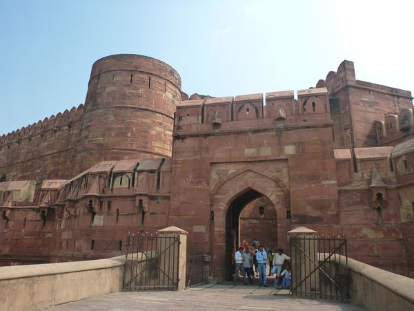 Spolu s Červenou pevností v Delhi (Red Fort) patří Agra Fort nezi nejvýznamnější pevnosti v Indii.