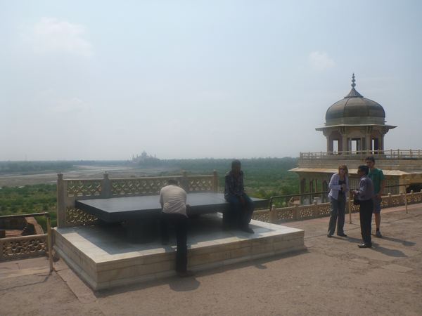 Takht-i-Jahangir, trůn pojmenovaný po čtvrtém vládci Mughalské říše. V pozadí Taj Mahal.