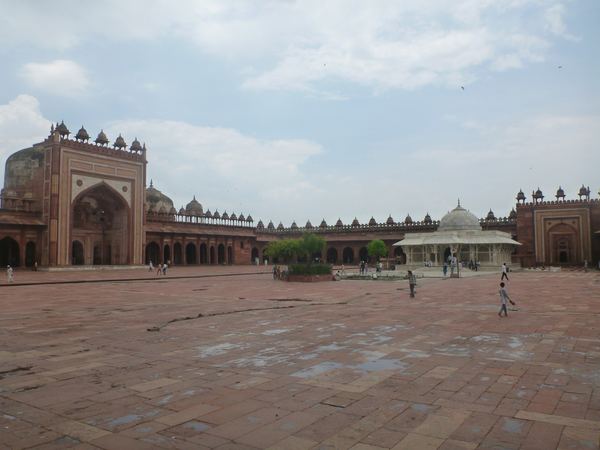 Fatehpur Sikri však bylo z nedostatku vody opuštěno pouhých 14 let po vybudování.