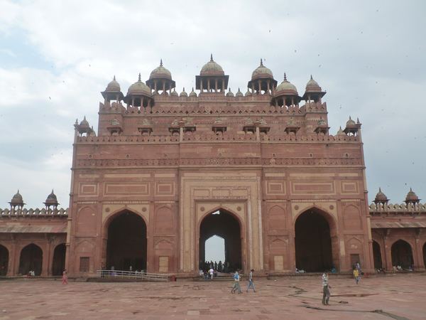 Mešita Jama Masjid je jednou z největších mešit v Indii. Údajně se jedná o kopii mešity v Mecce.