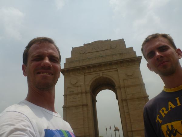 Pomník vystavěný v roce 1931 je inspirován monumentem Arc de Triomphe, který stojí v Paříži.