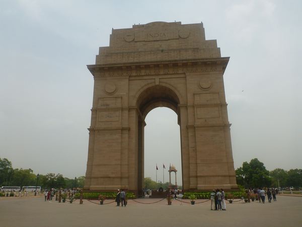 V Dillí naše první kroky vedou k obří bráně zvané India Gate.