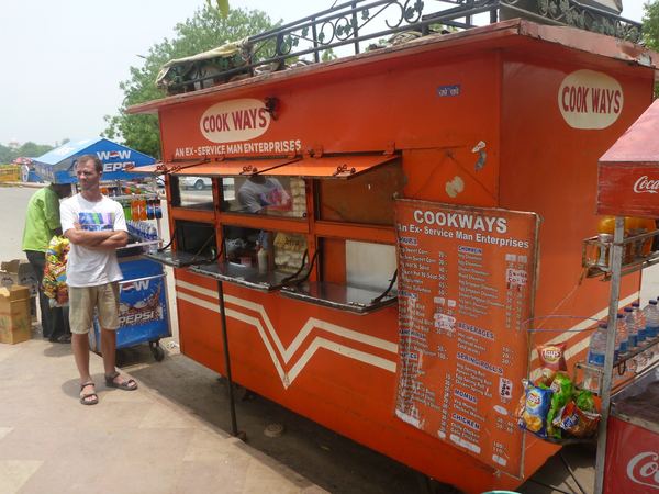 Vietnamci by se zde pravděpodobně neuživili - pořídit tu můžete např. Chicken burger za 20 rupií (= 7 Kč).