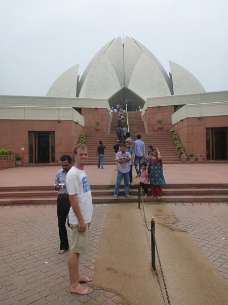 Nejen z tvaru, ale i z názvu chrámu (Lotus Temple) je jasné, že se architekt nechal při návrhu inspirovat lotosovým květem.
