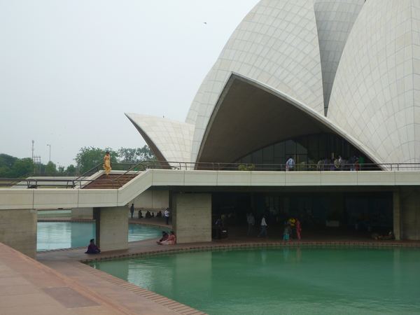 Některým lidem připomíná Lotus Temple svým tvarem Operu v Sydney.