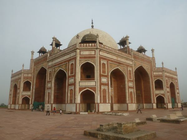Právě podle tohoto vzoru byl vystavěn o zhruba 80 let později i Taj Mahal.