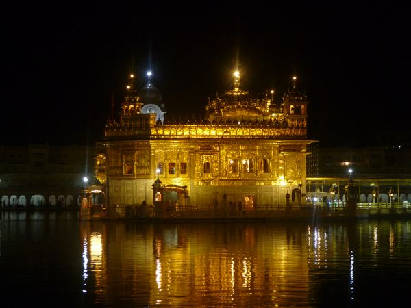 Srdce Armitsaru tvoří Zlatý chrám (Harmandir Sahib), nejposvátnější svatyně sikhismu.