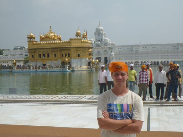 Mořský vlk v akci a chrám pozlacený několika tunami zlata. Vevnitř se přes den nachází originál posvátné knihy Guru Granth Sahib.